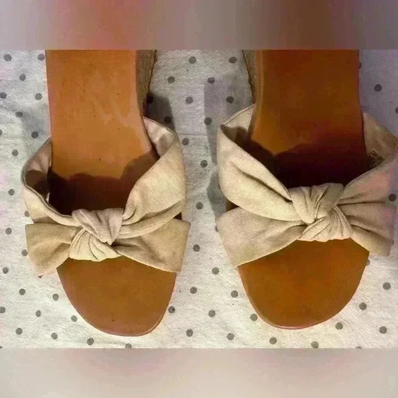 Bow Tie Ugg Sandals - Picture 4 of 9